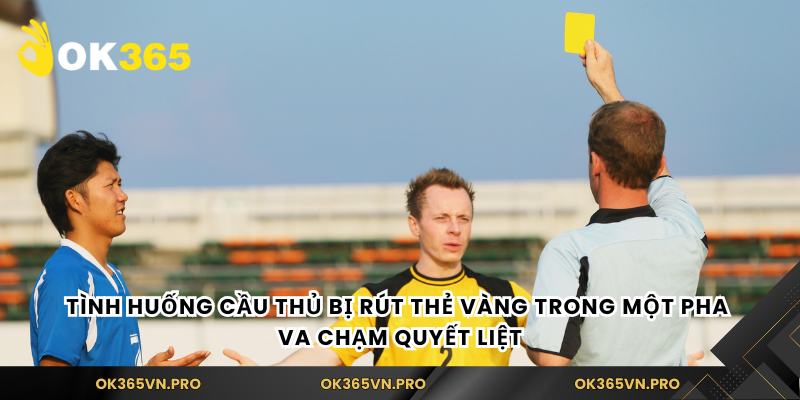 Tình huống cầu thủ bị rút thẻ vàng trong một pha va chạm quyết liệt